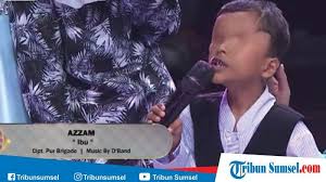 Apakah sebenarnya terbuku dikalbumu apakah erti linang airmata di pipimu. Lirik Lagu Ibu Azzam Bocah Dengan Keterbatasan Fisik Bersuara Merdu Bikin Menetes Air Mata Tribun Sumsel