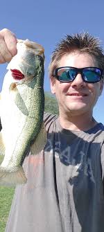 What city in Arizona has the closest proximity to good bass fishing?