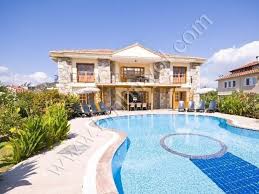 izmir cesme de luks havuzlu kiralik villa 10 kisilik 4 yatak odali 5 banyolu villa cok ozel bir mimariye sahiptir gitar seklindeki buyuk villa mimari luks