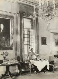 Inside 10 Downing Street Pictures 1950 Google Search Street Pictures Vintage Life Drawing Room