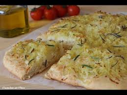E' importante aggiungere acqua fino a quando la consistenza sarà la stessa del pomodoro che si usa normalmente per la pizza, aggiustare di sale quanto basta. Come Preparare La Pizza Patate E Provola Guide Di Cucina