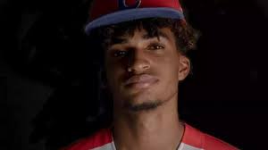 Joven pelotero sale de Cuba en busca de contrato MLB