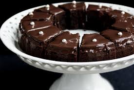 Ich schlage vor, einen meiner lieblingsschokoladenkuchen zu backen, den chocolate brownie cake. Saftige Brownies Aus Dunkler Schokolader