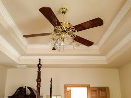 Light shades are usually glass, either frosted or not. 5 Advantages Of Purchasing A Ceiling Fan With Lighting Ø¥Ù†Ø§Ø±Ø§Øª