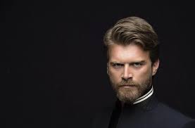 Genc Kizlarin Sevgilisi Olan Yakisikli Aktor Yine Bir Ask Dizisi Olan Kurt Seyit Ve Sura Ile Birlikte Ekranlara Donuy Sakal Erkek Sac Kesimleri Sakal Modelleri