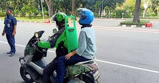 Diatas adalah sebuah kata kunci atau kueri yang kini tengah dicari oleh banyak orang terutama pada video yang sedang viral ini. Protokoler Kesehatan Naik Ojol 2 Hal Wajib Yang Perlu Dipatuhi Okezone Economy