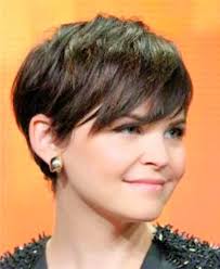 Kamu yang berwajah bulat kurang cocok dengan gaya belah tengah atau poni rata yang jatuh di atas alis. Model Rambut Pendek Wanita Gemuk Agar Terlihat Kurus Radea