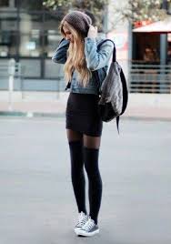 Kniestrumpfe Kombinieren Lassig Mit Sneakers Und Jeansjacke Fashion Fashion Jeansjacke Kniestrumpfe Kombinie Stil Kiyafetler Moda Trendleri Tarz Moda