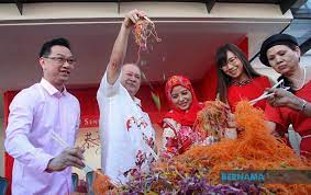 Sultan johor sultan ibrahim almarhum sultan iskandar hari ini dimahkotakan sebagai sultan johor kelima dalam sejarah johor moden pada satu istiadat gilang gemilang di istana besar, pagi ini. Bernama Sultan Ibrahim Royal Family Visit Home Of Johor Councillor To Celebrate The Chinese New Year