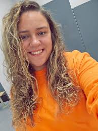 How to achieve defined curls 🤍 Bounce Curl's Define EdgeLift Brush is a  must-have for styling ✨ Styling tips: Section hair: Small sections ensure  maximum definition. Style