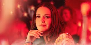 Hannah Ellis Loses Her Inhibitions