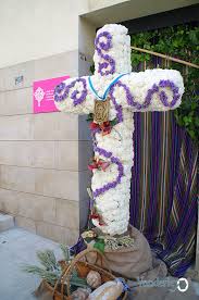 La también llamada fiesta de las cruces se celebra en ciudades de españa, chile, ecuador, el salvador, guatemala, méxico, paraguay, perú en muchos de estos lugares adornan las cruces con coloridas flores, se realizan procesiones, bailes o se venera el madero en los cerros o lugares visibles. Cruz De Mayo Santa Cruz 2019 Semana Santa De Alicante