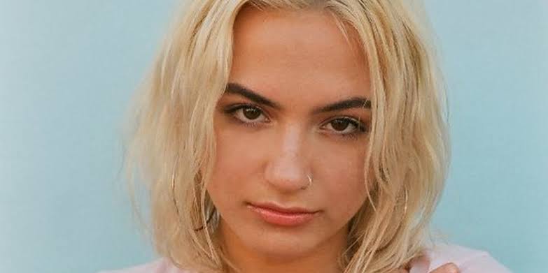 BROOKLYN ARTIST CHLOE LILAC DEBUTS NEW SINGLE "HIGH SCHOOL," OUT NOW VIA RCA RECORDS ile ilgili görsel sonucu"