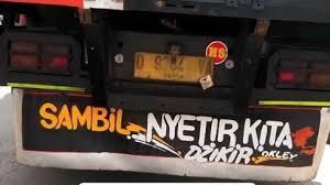Kata kata sopir khususnya di bak truk atau bokong truk sangat menginspirasi. 10 Tulisan Truk Pantura Kocak Ini Bisa Kamu Nikmati Selama Mudik