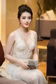 Hoa hậu đỗ mỹ linh nổi tiếng là một cô gái khá kín tiếng trong tình cảm. Ghim Tren Asian Beauty