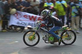 Dipersembahkan buat pemula dan mekanik yang sudah senior. Jurus Korek Yamaha Jupiter Z Road Race Diaplikasi Di Drag Bike Motorplus