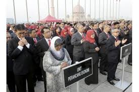 Pejabat perdana menteri memaklumkan seramai 800,000 pesara kerajaan akan turut menikmati bantuan khas berjumlah rm225 sebagai menghargai jasa perkhidmatan golongan itu. Berita Gembira Rm500 Buat Penjawat Awam Lebih 2 Juta Nikmati Bantuan Khas Sempena Aidilfitri Semasa Mstar