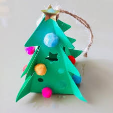 Une craie sur l'un des morceaux de carton, représentez la forme du mobilier que vous souhaitez construire. Le Petit Sapin De Noel En Papier