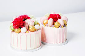 Het Cake Hoekje On Instagram I Love To Put Some Macarons On Top Of My Cakes Hetcakehoekje Taart Verjaardag Mothersday C Cake Macarons My Love