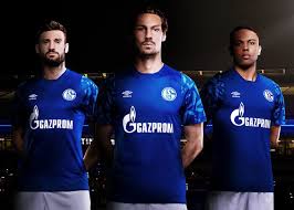 Schalke 04 a abandonné la dernière place lors de la dernière journée. Camiseta Umbro Del Schalke 04 2019 20