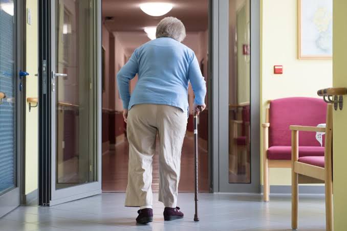 Rente zu knapp: Wenn Kinder die Pflegekosten für ihre Eltern übernehmen  müssen