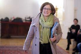 Folgt mir in meiner täglichen arbeit für eine der stärksten und lebenswertesten regionen europas: Scheidende Innenministerin Johanna Mikl Leitner Blick Zuruck Auf Amtszeit Politik Vienna At