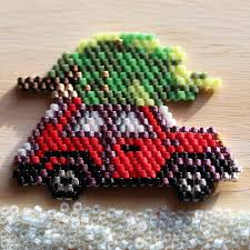 Home Alone A La Tele La Raclette Sur La Table Un Peu De Rouge Et Voila La Soiree Dans L Ambianc Christmas Bead Brick Stitch Earrings Beaded Jewelry Patterns