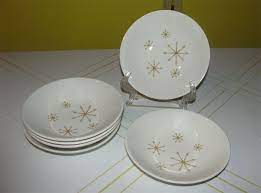 We don't know about you but the 1950's make us think of loud wallpaper, cute diners and full skirts with tulle petticoats. Guide To Mid Century Dishware