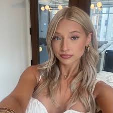 Allyson Holcomb's Instagram, Twitter & Facebook