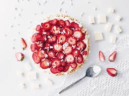 Tarte Sans Cuisson Aux Fraises Chocolat Blanc Et Yogourt Grec Fraichement Presse Recipe No Cook Desserts Food Chocolate Tart