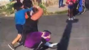 El gladiador lo tomó del brazo y lo arrojó contra el piso. 6cgu Tmp8ro3bm