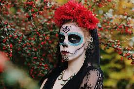 Ils se déguisent avec des maquillages et des costumes folkloriques, comme celui de la catrina, représentant le squelette. Un Costume Inspire Du Dia De Los Muertos Au Mexique Lea Guillotte