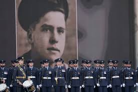 👏 Alongside D-Day veterans, thousands of members of the public gathered in  Portsmouth to express gratitude for their courage and sacrifice. 🫡 Their  heroism changed the course of history and safeguarded our