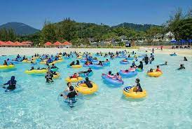 Tema bagi splash out ialah spills & thrills, taman tema air splash out menjadi tarikan utama buat warga langkawi serta pelancong luar untuk merasai pengalaman permainan air yang mengujakan. Splash Out Langkawi Taman Tema Air Pertama Di Pulau Langkawi Lokasi Percutian