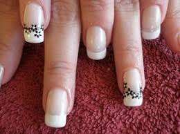 Chic, moderno, elegante, sofisticado, neutral son algunas de las palabras que nos vienen a la mente cuando hablamos del color negro en la moda. Unas Francesas Blancas Con Flores Negras Unas Francesas Unas Manos Y Pies Unas Francesas Blancas