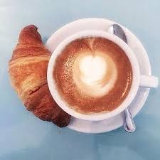 Il classico cornetto e cappuccino, oltre ad essere spesso ingurgitato in tempi record, è un pasto poco equilibrato, con basso potere saziante e decisamente ma se la classica colazione da bar, che tanti hanno trasferito anche in casa con l'acquisto di brioche industriali, non è sana, quali sono le soluzioni. Colazione In Bottiglia Addio A Cappuccino E Cornetto La Repubblica