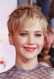 Jennifer lawrence was one of the first celebs to embrace the short hair trend. Jennifer Lawrence Short Pixiecut With Angled Bangs