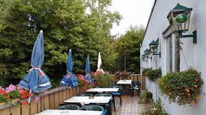 Die in der schweiz cervelat genannte brühwurst unterscheidet sich in herstellung, konsistenz, geschmack und aussehen stark von ihr. Reichhaltige Speisekarte Geniessen Restaurants Rezepte Und Informationen