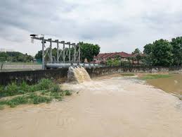 Banjir kilat yang berlaku terutamanya di bandar disebabkan pembuangan samapah dan sisa industri ke sungai dan parit. Apabila Alam Melontarkan Amarah Ambil Pedulikah Kita