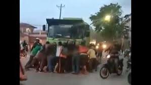 / perlu masuk dan tau dulu chanel yang memberikan link video viral adik kakak di hotel. Viral Evakuasi Dramatis Kakak Adik Di Medan Masuk Kolong Truk Dalam Posisi Berpelukan Bagian 1