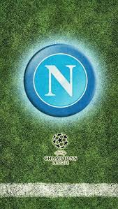 Si vede lo stemma della squadra catalana sullo sfondo di una bandiera arcobaleno. Sfondo Calcio Napoli