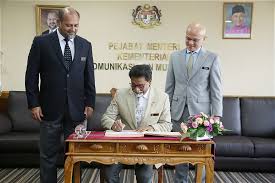 Tengku zulpuri timbalan menteri dan isteri puan aida ross menyerang petugas bn kerana mendedahkan salahlaku penyalahgunaan aset kerajaan dalam kempen ph. Kkmm Album Kunjungan Hormat Yb Dr Xavier Jayakumar Menteri Air Tanah Dan Sumber Asli Kats Ke Atas Yb Menteri Di Angkasapuri Kuala Lumpur Pada 28 Mei 2019 Image Kunjungan