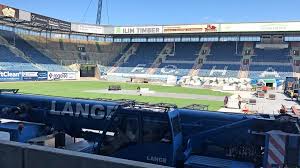 Der aufsteiger verschuldet erst einen elfmeter, dann ein eigentor. 250 000 Euro Und Neuer Rasen Hansa Rostock Profitiert Vom Rammstein Konzert Sportbuzzer De