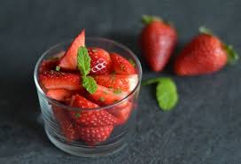 Salade De Fraises A La Menthe La Recette Facile Recette Salade De Fraises Desserts Aux Fruits Recette Facile
