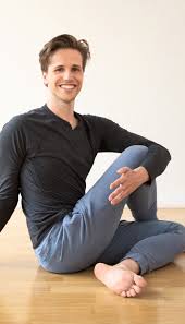 Lise har svært ved at komme i stemning, da hun netop er blevet forladt af pigernes far og i det hele taget oplever en lille livskrise. Alle Artikel Zu Yoga Muxmauschenwild Magazin