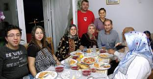 Komm ramadan und das einzige bild, das dir in den sinn kommt, ist ein meer voller lichter (von luftaufnahme gesprochen!), düfte von gassen, menschenmassen in schimmernden seiden. Schonste Zeit Im Jahr Muslime Im Ramadan Hartheim Badische Zeitung