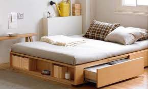 Tempat tidur dan meja belajar berada di satu tempat yaitu diatas dan dibawah, jadi kamu gak harus memakan banyak tempat untuk membuat meja belajar dan tempat tidur. 5 Cara Simple Desain Kamar Tidur Kecil Agar Terlihat Lebih Luas