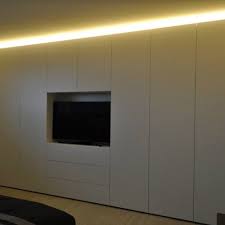 de bewoners wouden in hun slaapkamer een wandkast waarbij de tv werd ingewerkt wij zorgden voor extra sfeer door bove kast slaapkamer slaapkamer tv slaapkamer