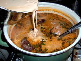 Indiferent ca este cu carne, peste sau cu legume acest. Ciorba De Fasole Cu Ciolan Ardeleneasca