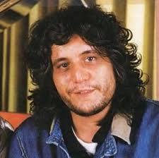 Finale per il terzo e quarto posto del torneo "il piu' amato tra i  napoletani che ci hanno reso orgogliosi" tra Eduardo De Filippo e Pino  Daniele. Vi ricordo che per votare